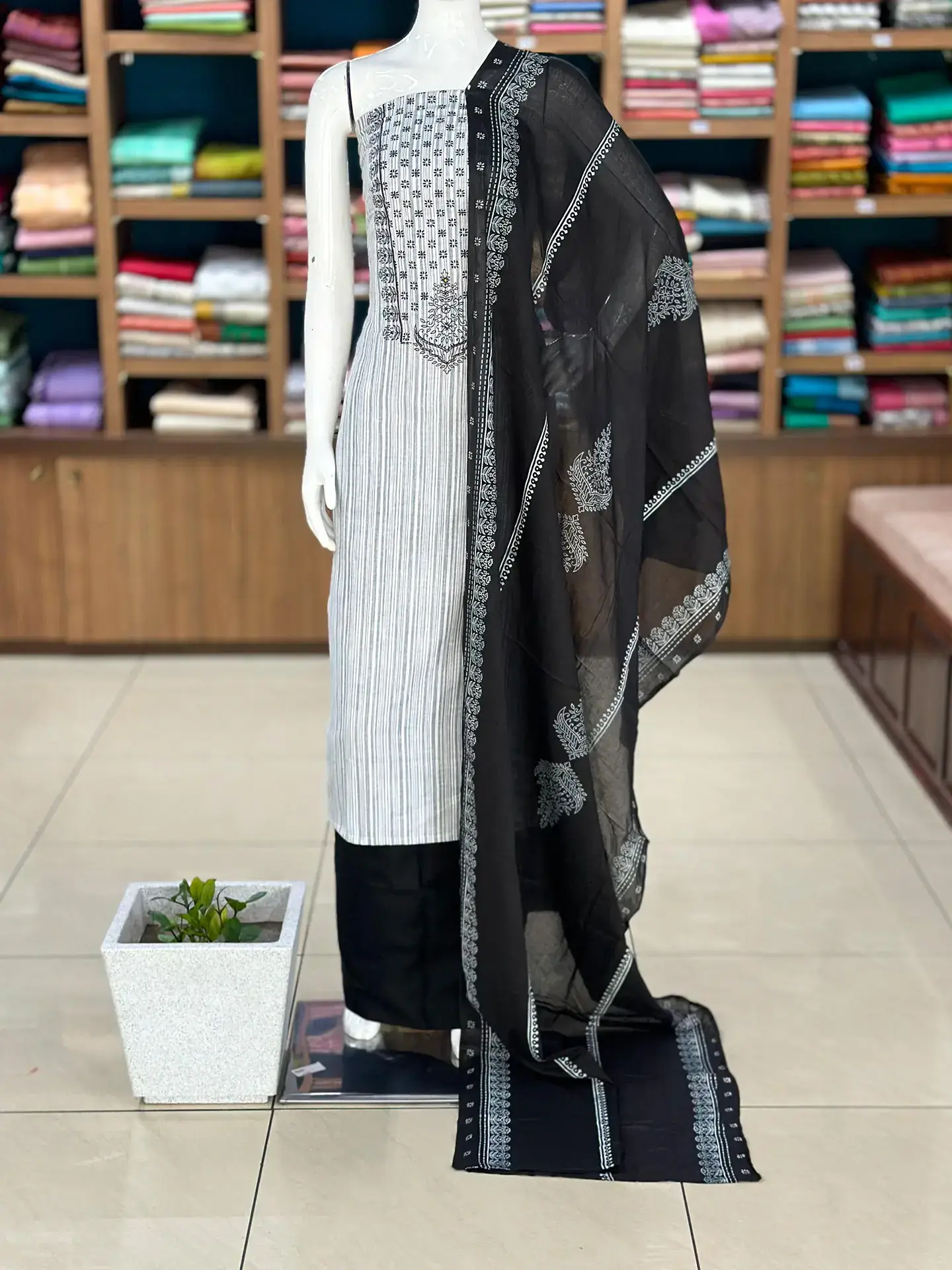 Handloom Cotton Suit Set with Handworked Yoke - Image 3