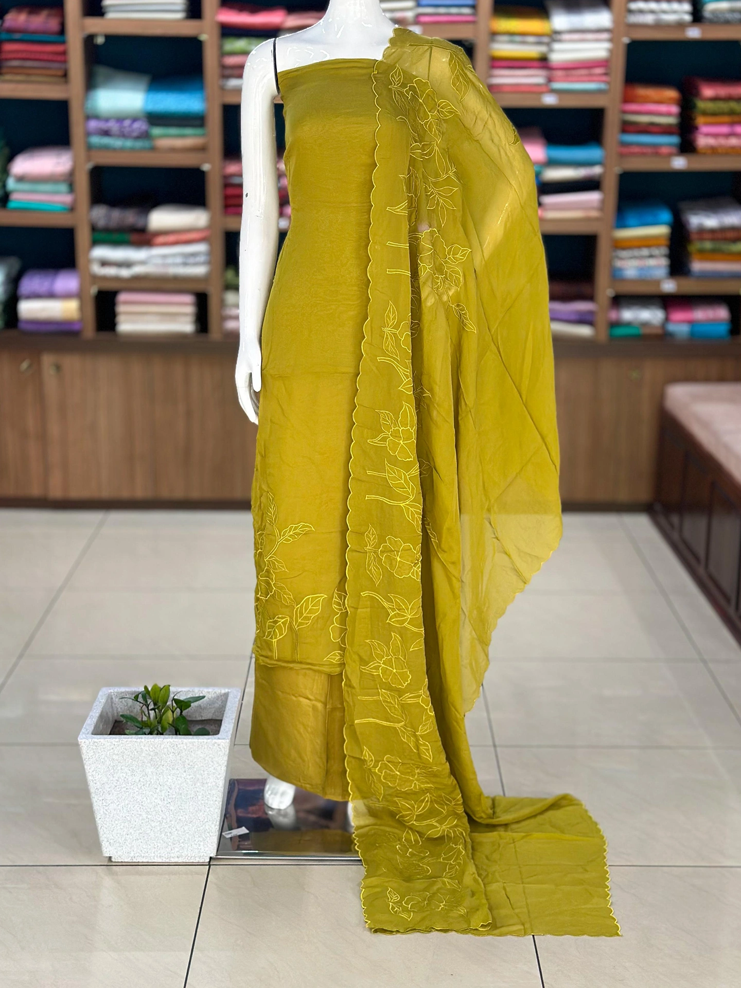 Viscose Organza Suit Set with Appliqué & Embroidery - Image 5